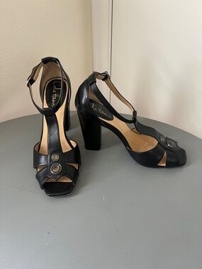 Cole Haan Black T-Strap Leather Block Heel Sandals with grommet detail Size 7